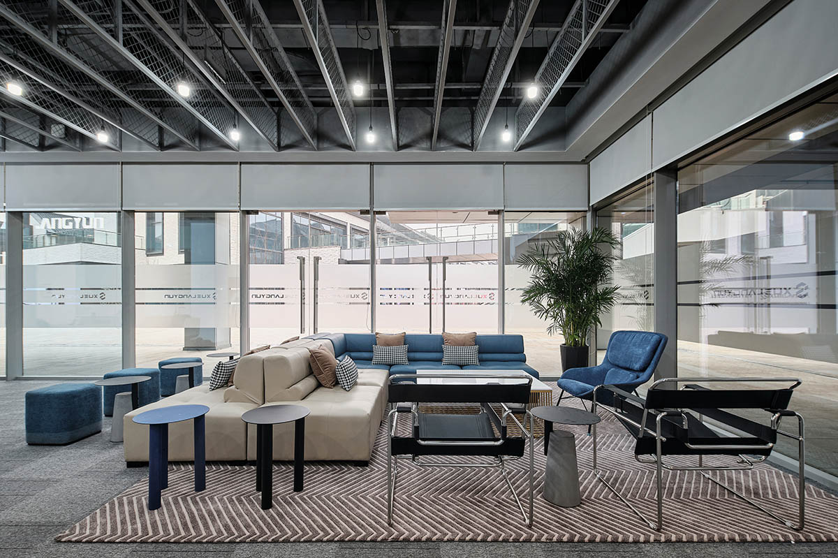 雪浪云科技公司現(xiàn)代極簡(jiǎn)風(fēng)辦公室裝修設(shè)計(jì)案例(圖6)