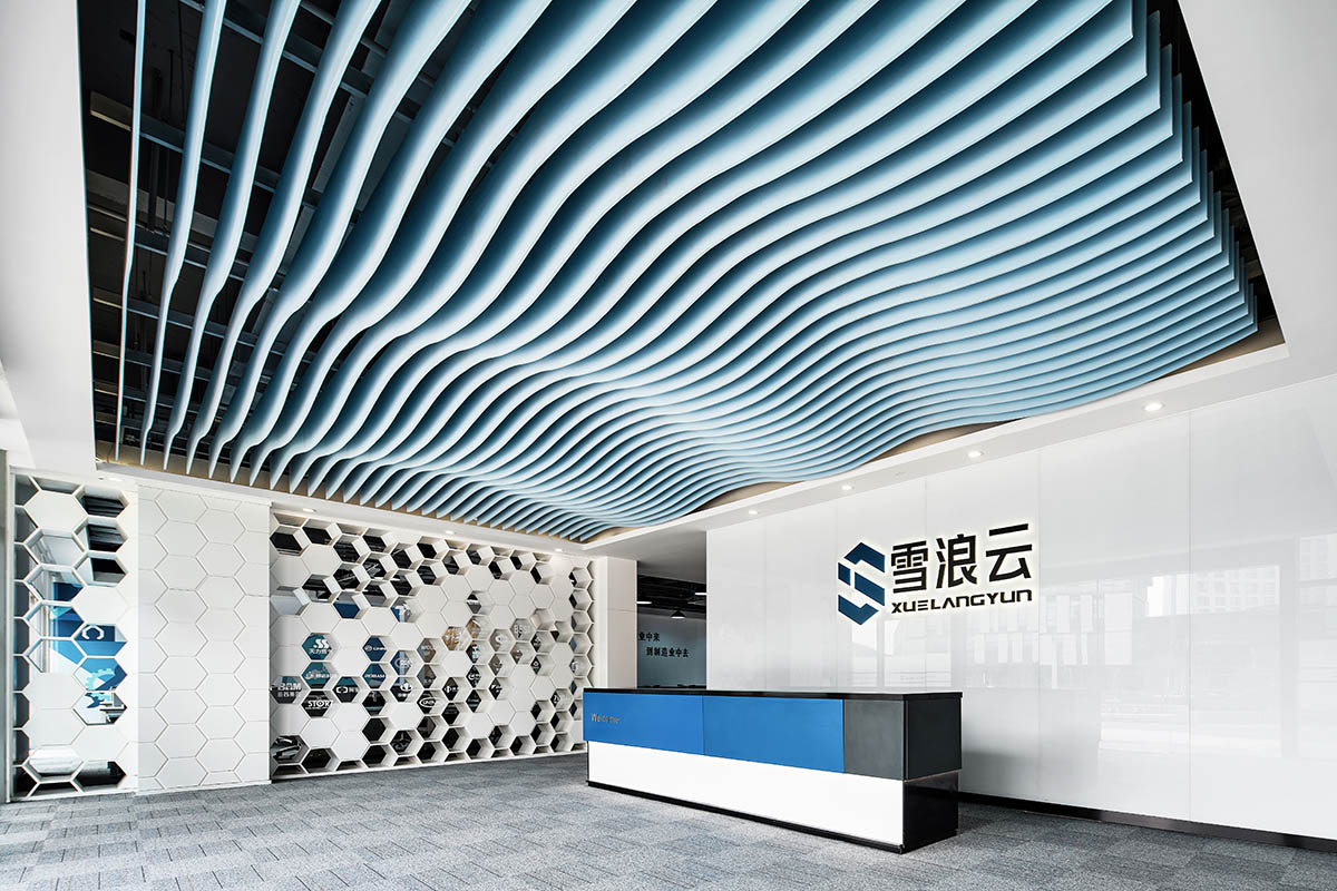 雪浪云科技公司現(xiàn)代極簡(jiǎn)風(fēng)辦公室裝修設(shè)計(jì)案例(圖2)