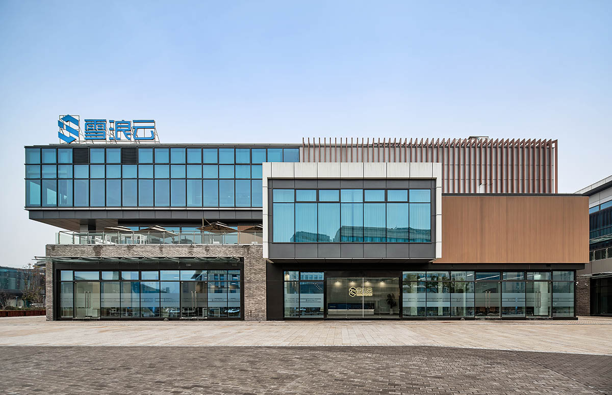 雪浪云科技公司現(xiàn)代極簡(jiǎn)風(fēng)辦公室裝修設(shè)計(jì)案例(圖1)