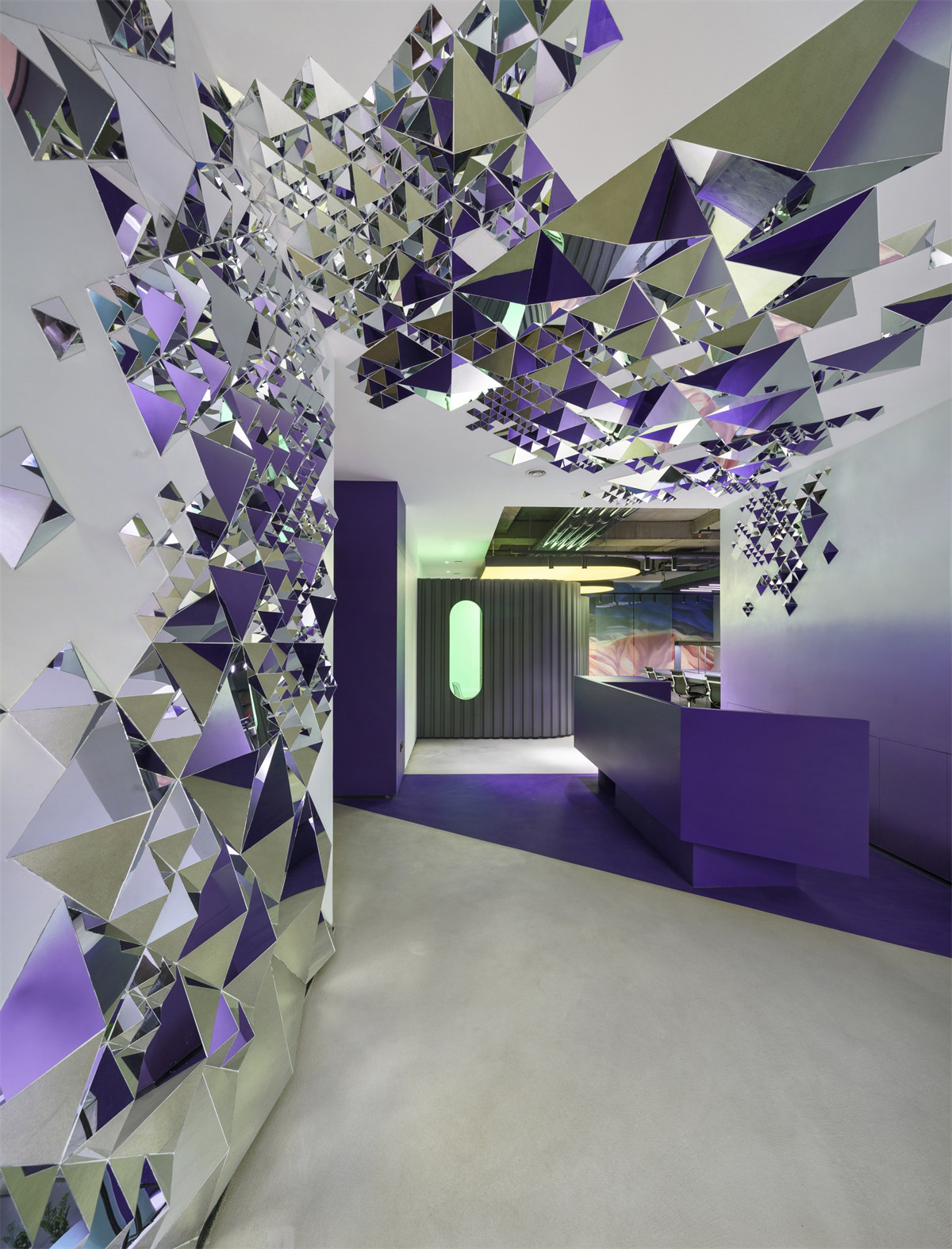 鄭州辦公室裝修推薦時(shí)尚靚麗化妝品公司辦公設(shè)計(jì)(圖2)