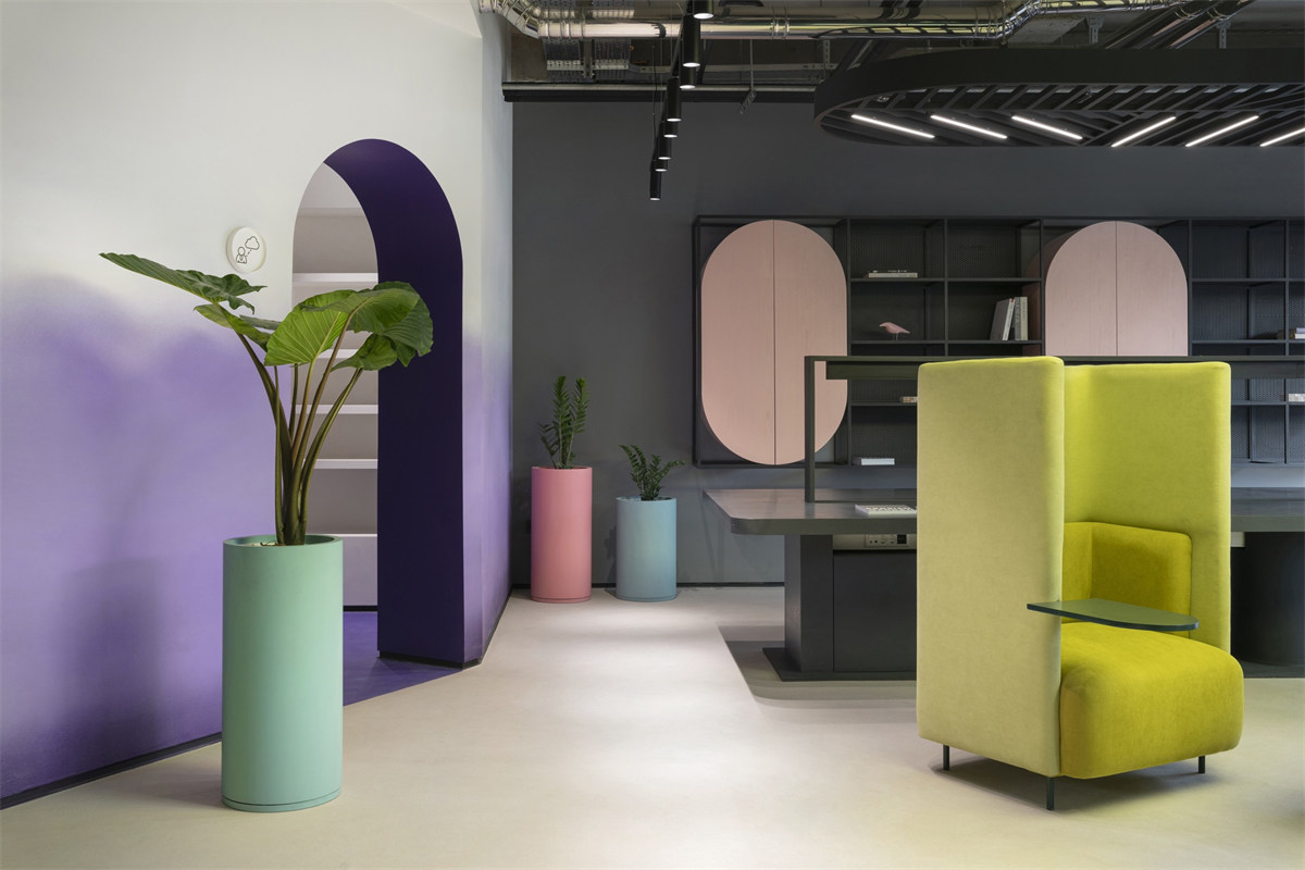 鄭州辦公室裝修推薦時(shí)尚靚麗化妝品公司辦公設(shè)計(jì)(圖3)