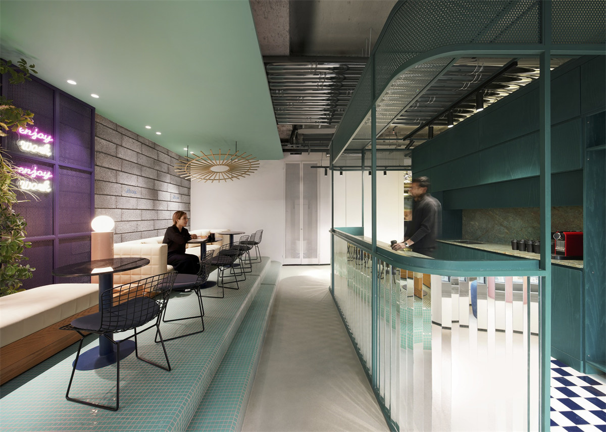 鄭州辦公室裝修推薦時(shí)尚靚麗化妝品公司辦公設(shè)計(jì)(圖5)