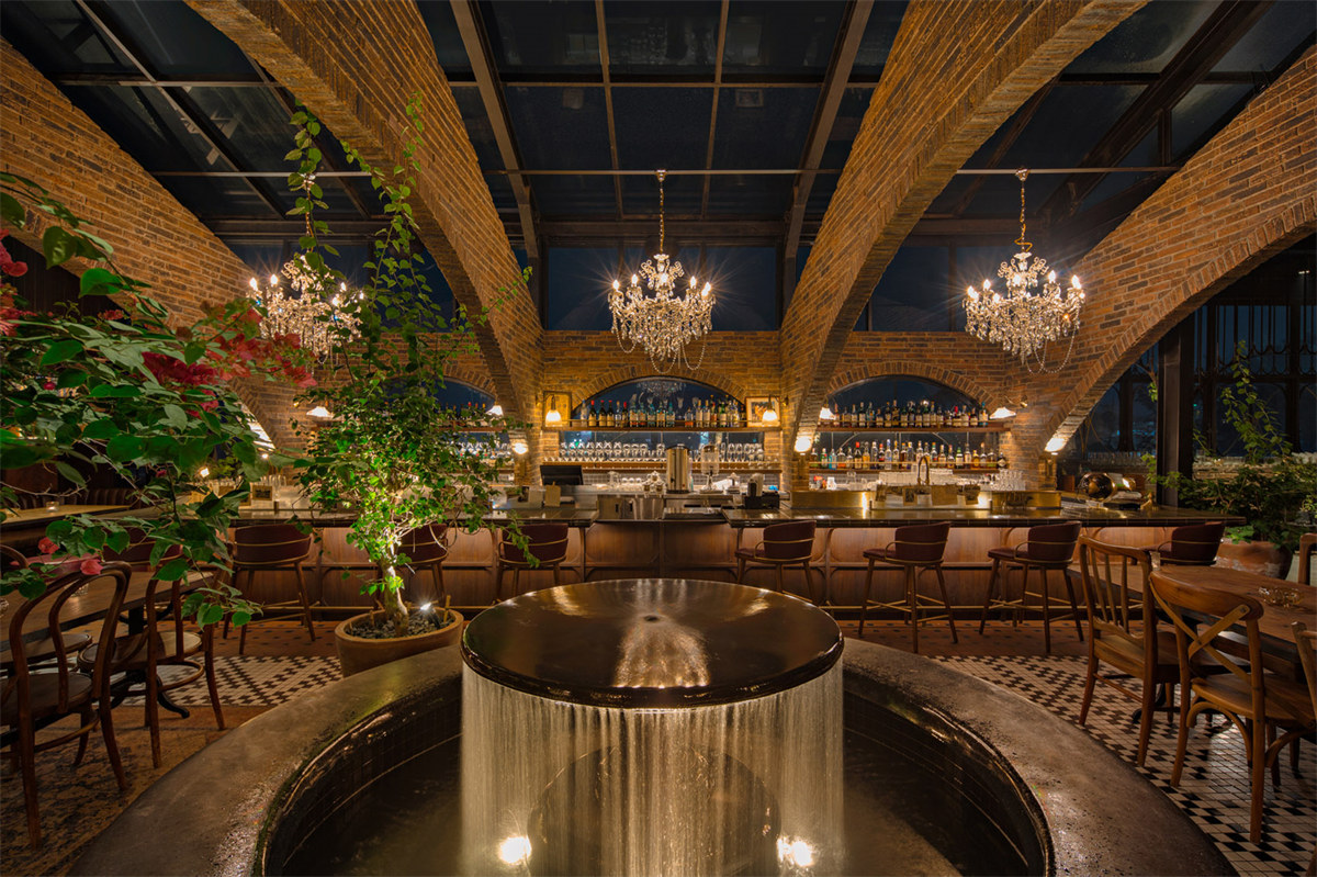 復(fù)古懷舊風(fēng)Aom餐廳酒館裝修設(shè)計(jì)案例(圖7)