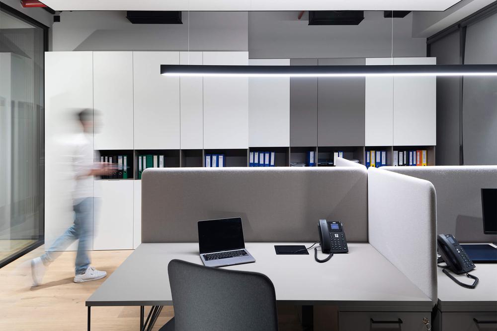 簡約大氣的建筑工程公司辦公室裝修設(shè)計案例(圖3)