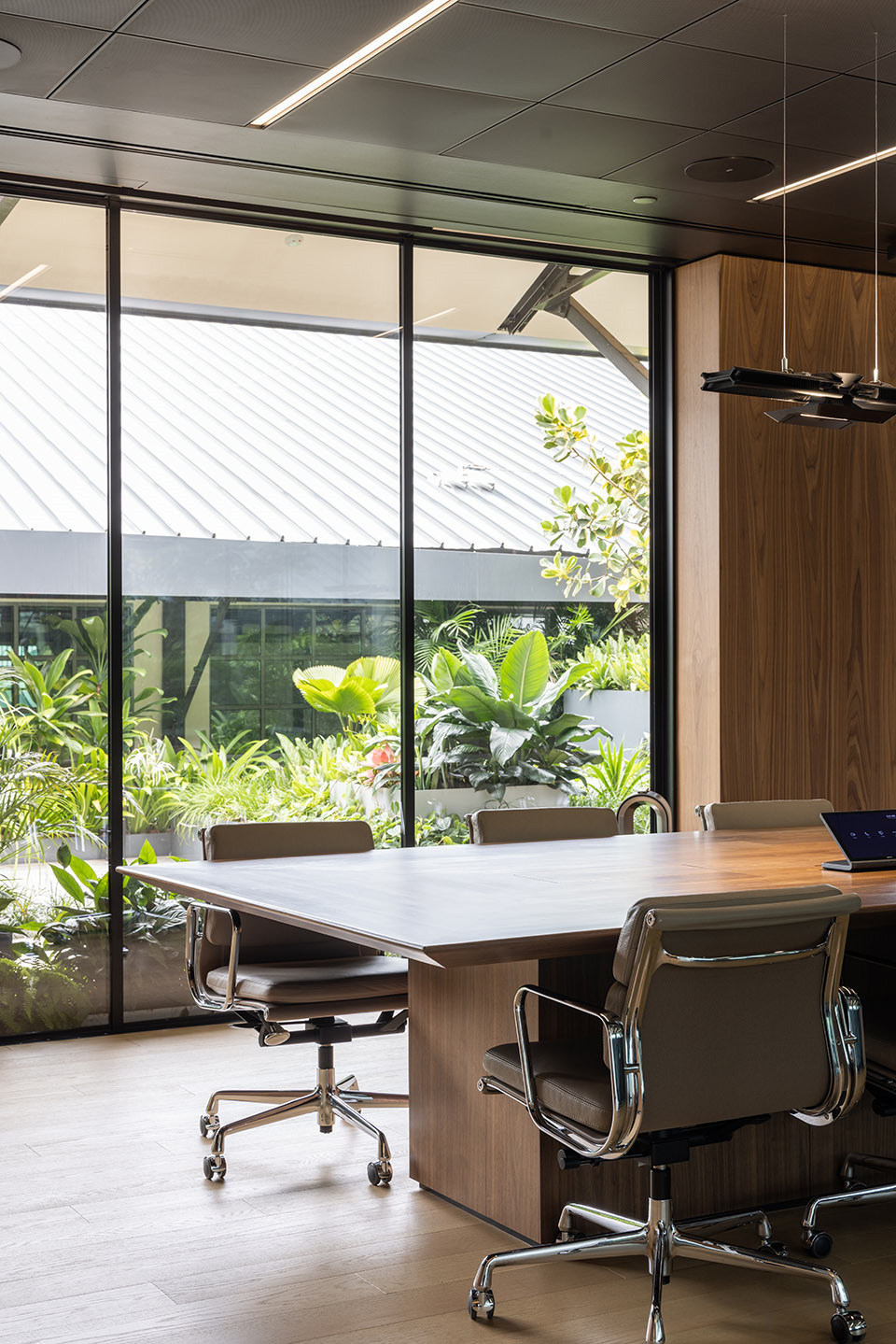 綠色工業(yè)風戴森全球總部辦公樓裝修設(shè)計方案(圖8)