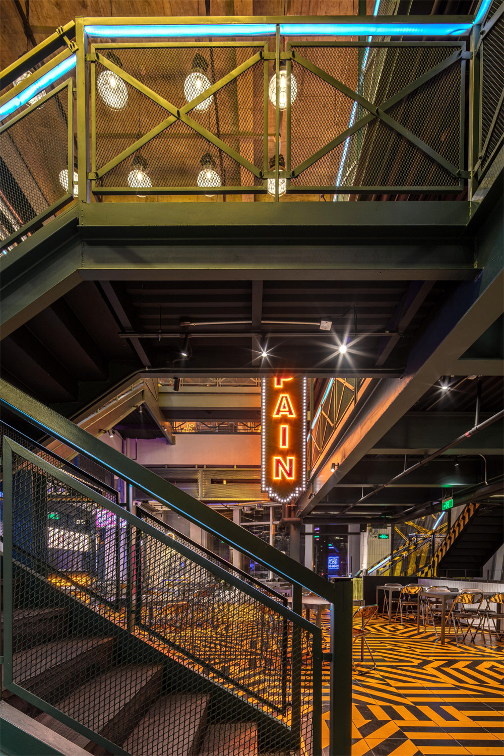 鄭州餐廳裝修推薦劇院工業(yè)風(fēng)小龍蝦店裝修設(shè)計(jì)(圖6)