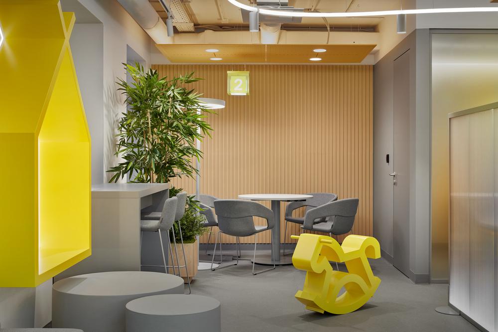 時(shí)尚靈動(dòng)的Raiffeisen銀行辦公室裝修設(shè)計(jì)方案(圖14) 時(shí)尚靈動(dòng)的Raiffeisen銀行辦公室裝修設(shè)計(jì)方案(圖14)