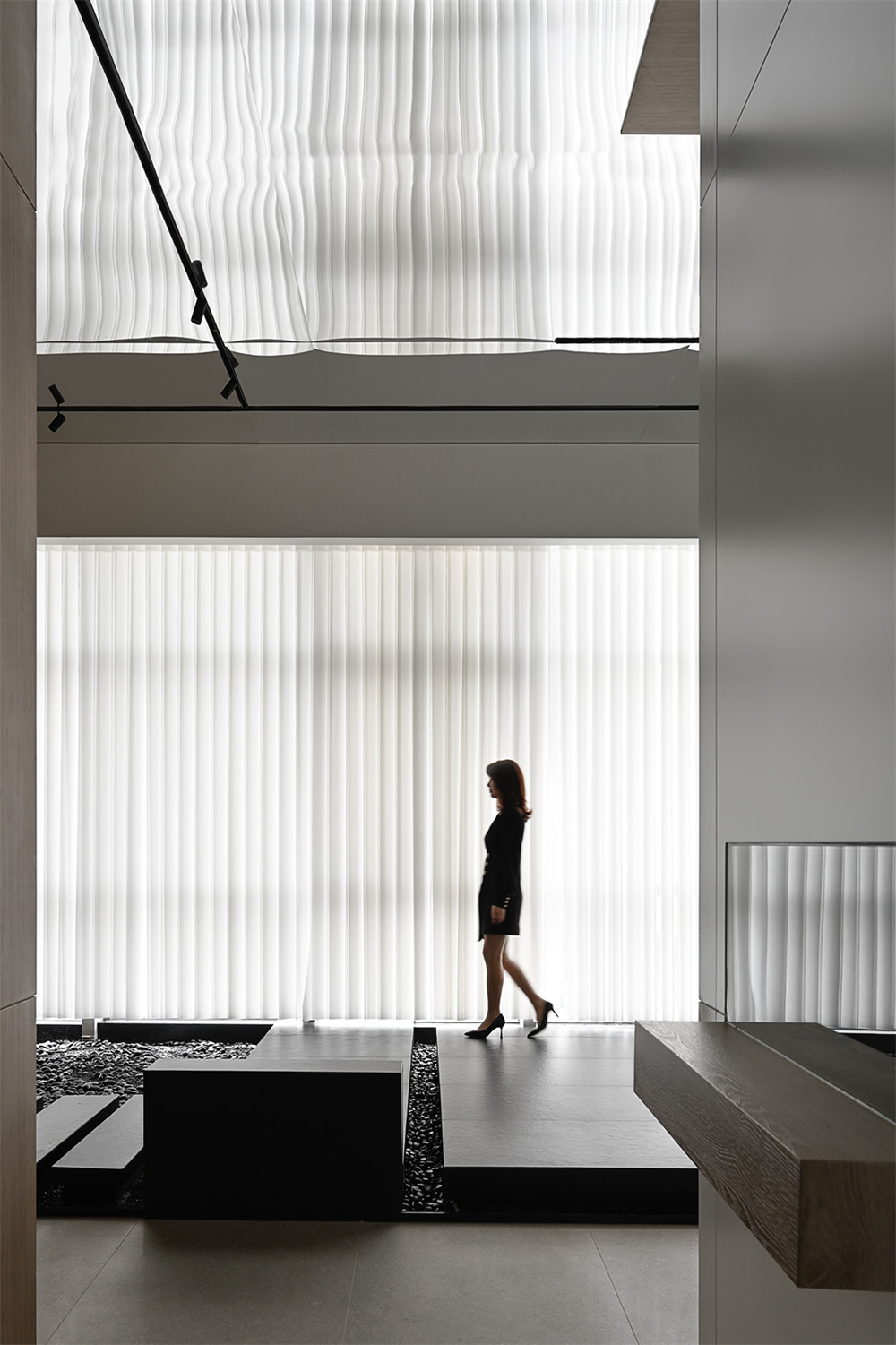 300平極簡風富力中心辦公室裝修設計方案(圖3)