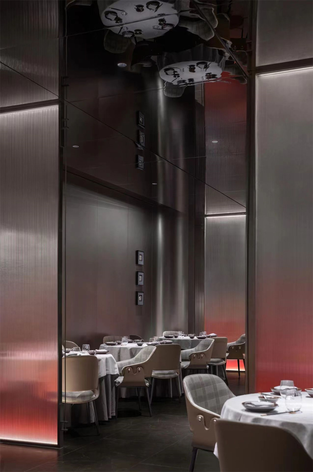 食川非川 特色新式川菜餐廳裝修設(shè)計(jì)案例(圖3) 食川非川 特色新式川菜餐廳裝修設(shè)計(jì)案例(圖3)