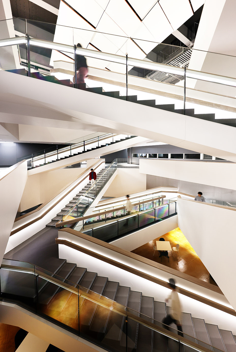 大型制作企業(yè)研發(fā)中心辦公樓裝修設(shè)計方案(圖3)