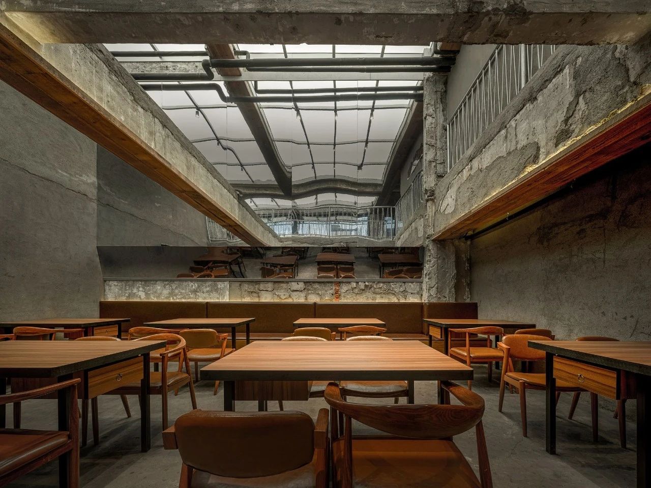 一燒一烤廢墟工業(yè)風(fēng)東北特色燒烤店裝修設(shè)計方案(圖4)