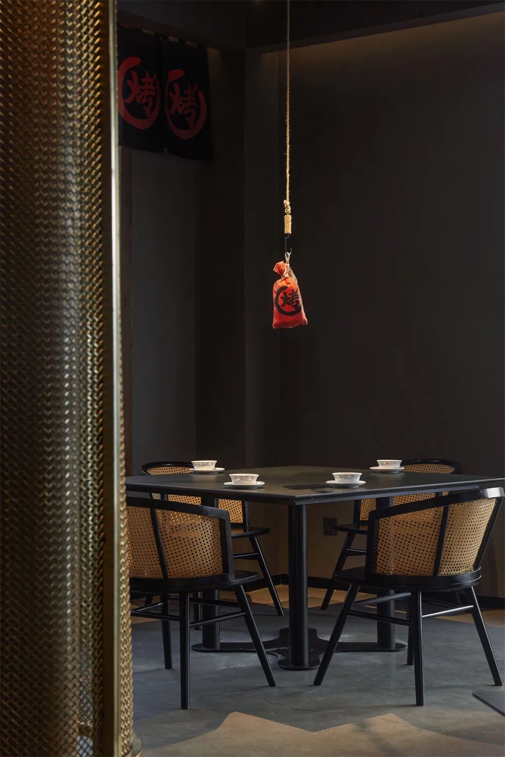 尋味煙火氣 萬州小舅母子烤魚餐廳裝修設(shè)計(圖6) 尋味煙火氣 萬州小舅母子烤魚餐廳裝修設(shè)計(圖6)