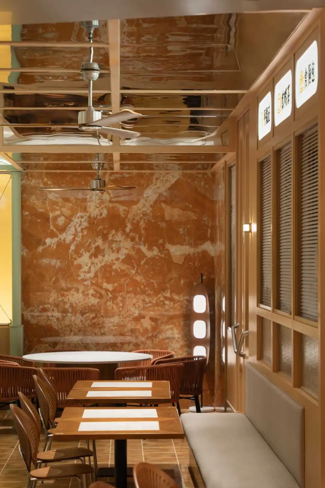 打破傳統(tǒng) 溫暖清新的港久茶餐廳裝修設(shè)計方案(圖7) 打破傳統(tǒng) 溫暖清新的港久茶餐廳裝修設(shè)計方案(圖7)