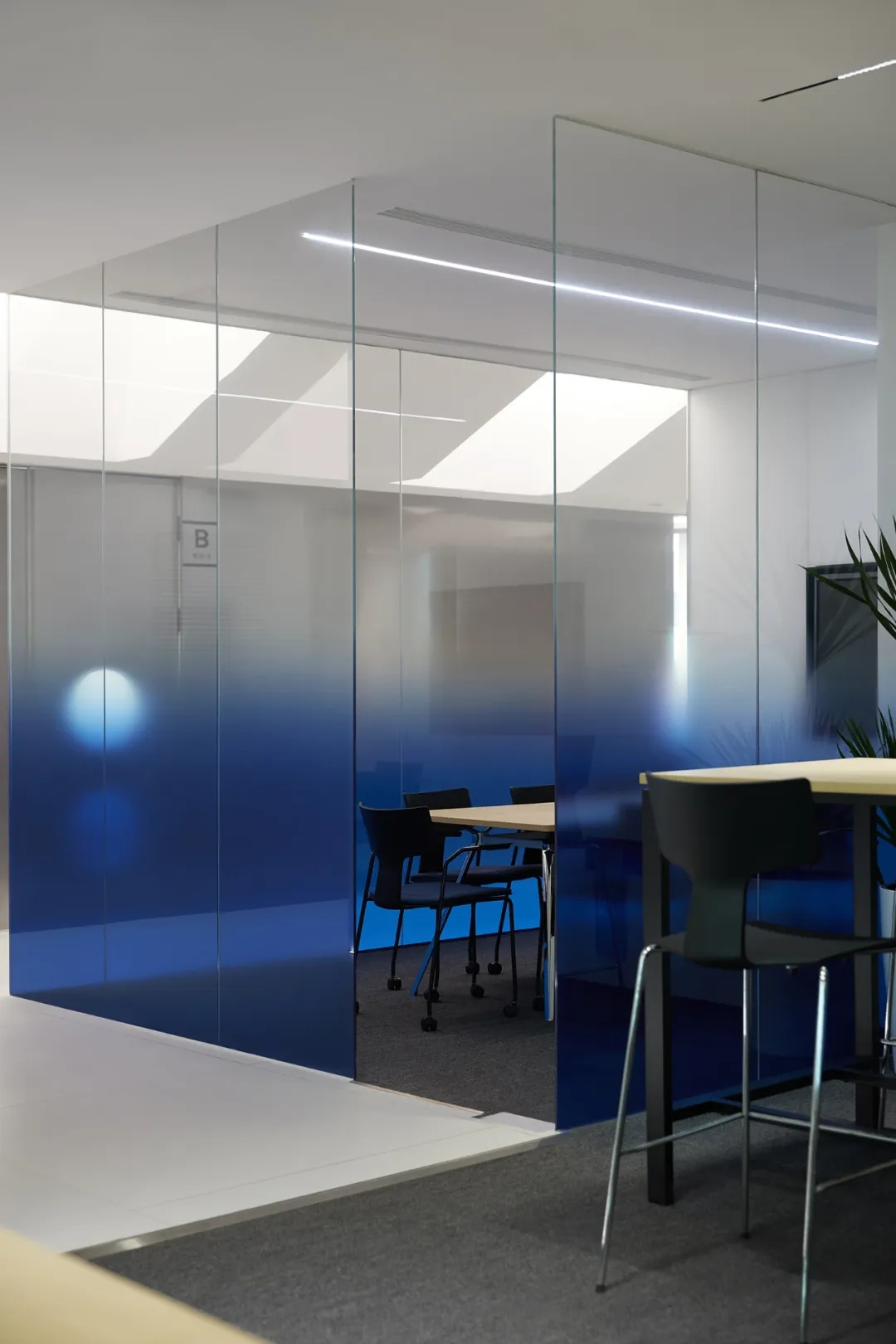 更符合年輕人喜好的法大大總部辦公室裝修設(shè)計方案(圖7) 更符合年輕人喜好的法大大總部辦公室裝修設(shè)計方案(圖7)