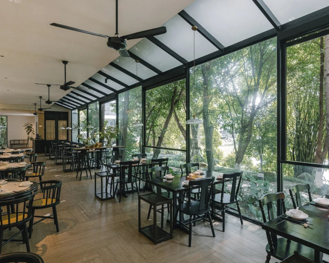 嶺南特色 春喜傳統(tǒng)粵式茶餐廳裝修設(shè)計(jì)案例(圖4) 嶺南特色 春喜傳統(tǒng)粵式茶餐廳裝修設(shè)計(jì)案例(圖4)