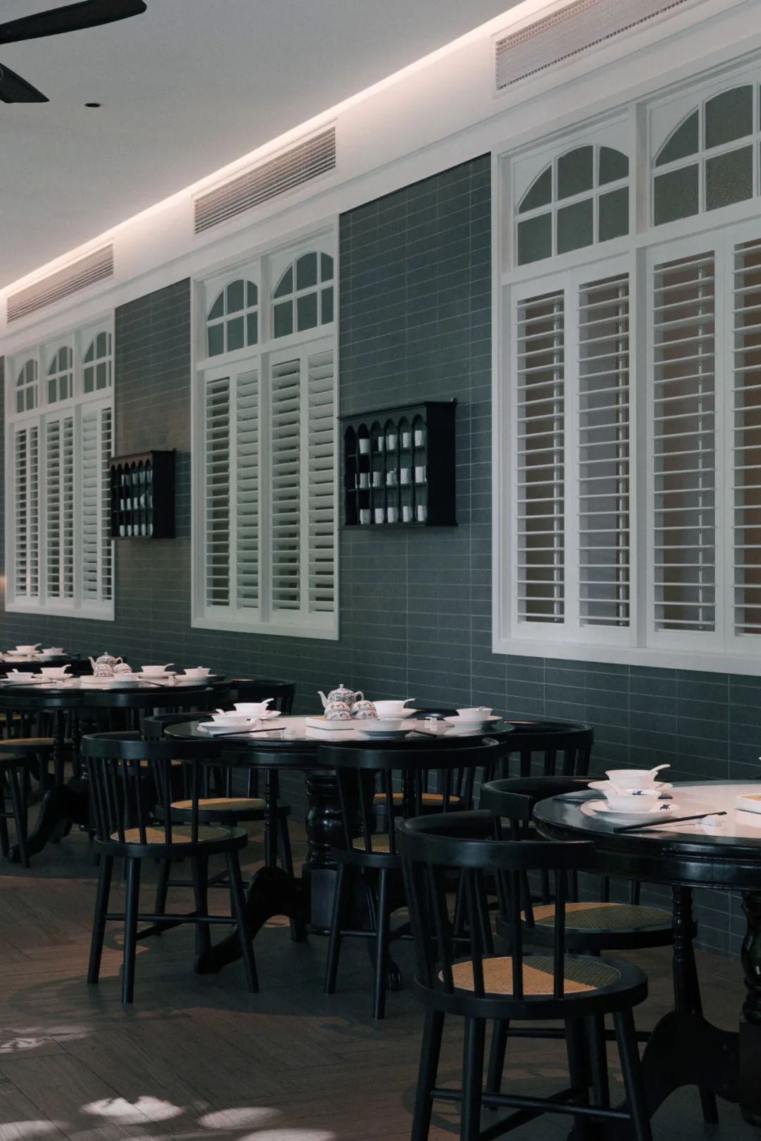 嶺南特色 春喜傳統(tǒng)粵式茶餐廳裝修設(shè)計(jì)案例(圖7) 嶺南特色 春喜傳統(tǒng)粵式茶餐廳裝修設(shè)計(jì)案例(圖7)