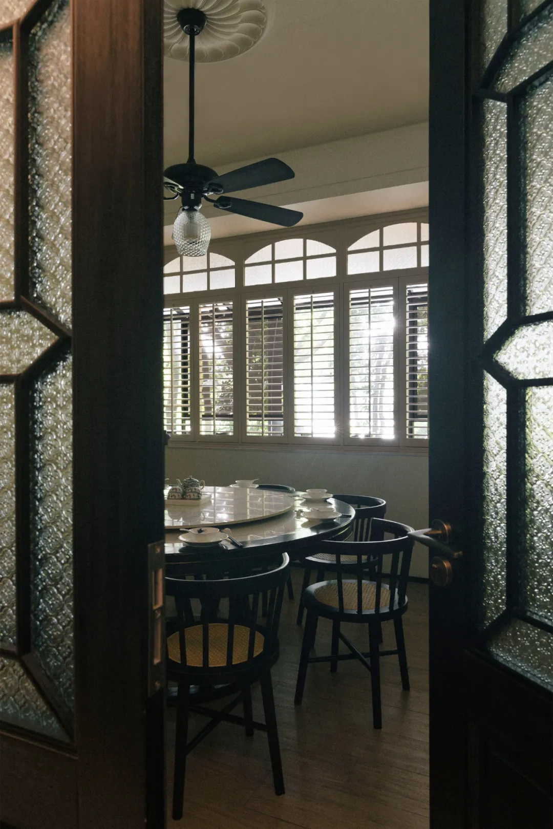 嶺南特色 春喜傳統(tǒng)粵式茶餐廳裝修設(shè)計(jì)案例(圖9) 嶺南特色 春喜傳統(tǒng)粵式茶餐廳裝修設(shè)計(jì)案例(圖9)