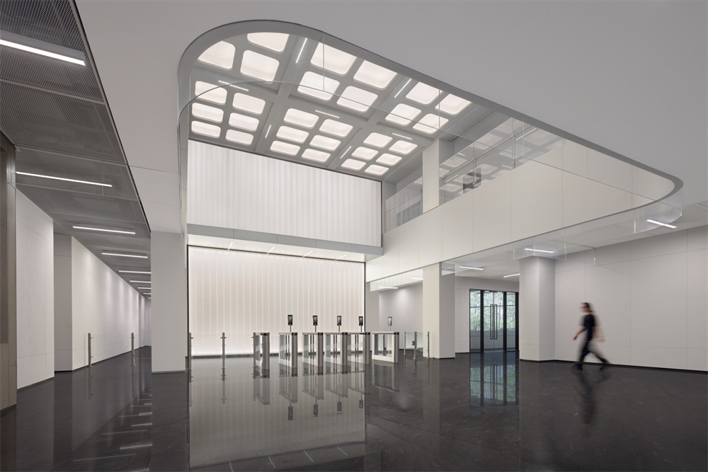 現代簡約時尚科技園區(qū)辦公樓裝修設計案例(圖1) 現代簡約時尚科技園區(qū)辦公樓裝修設計案例(圖1)