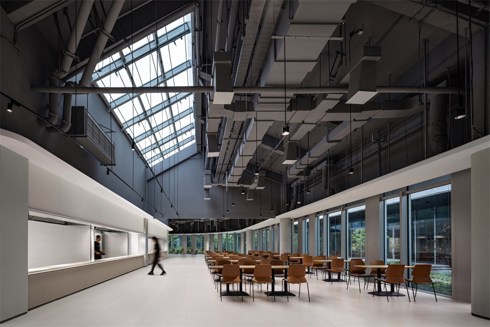 現代簡約時尚科技園區(qū)辦公樓裝修設計案例(圖2) 現代簡約時尚科技園區(qū)辦公樓裝修設計案例(圖2)