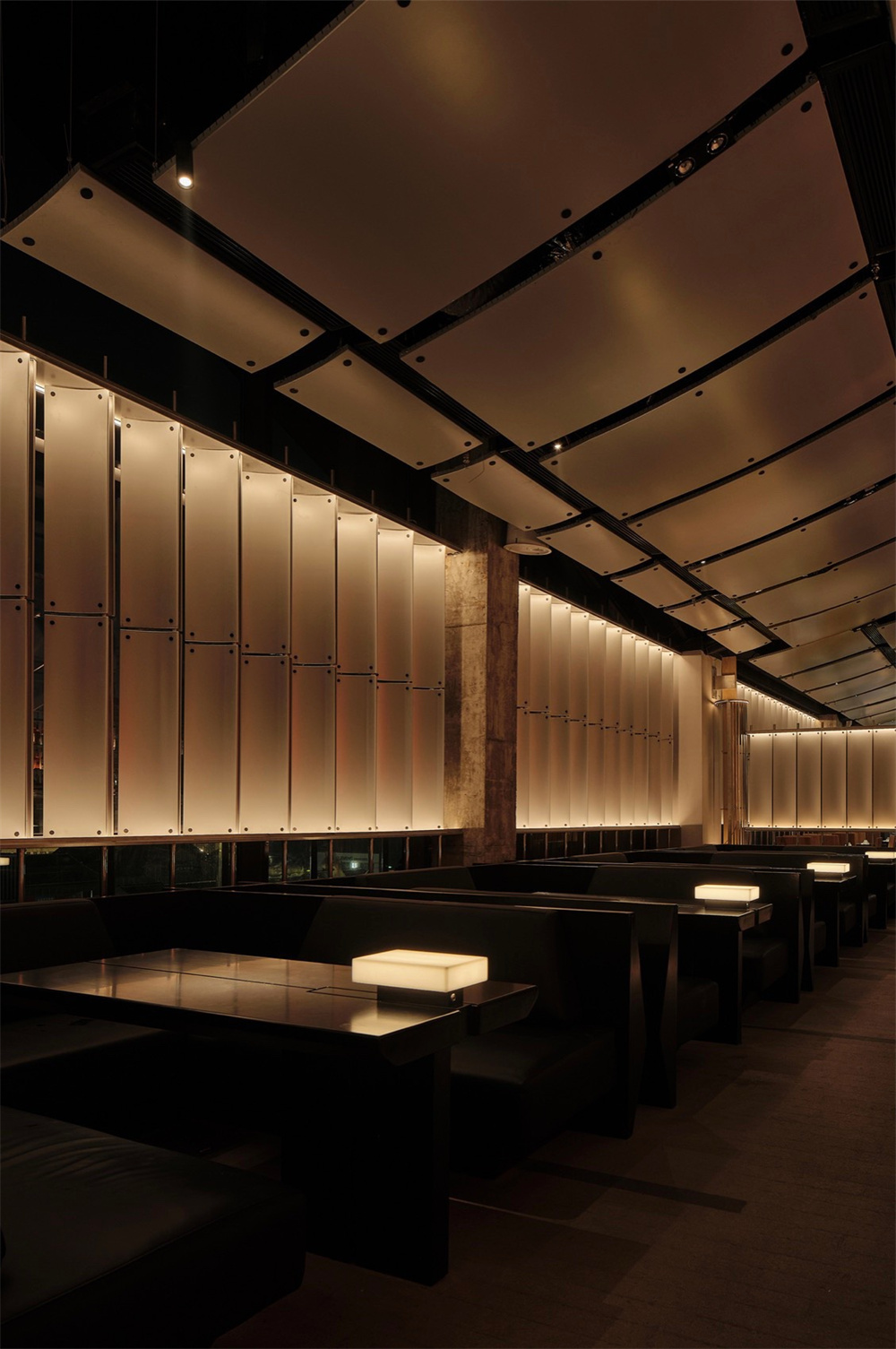 酒饕隱?日式燒鳥酒吧復(fù)合餐廳裝修設(shè)計(jì)案例(圖7) 酒饕隱?日式燒鳥酒吧復(fù)合餐廳裝修設(shè)計(jì)案例(圖7)