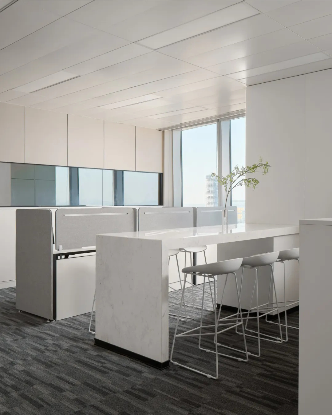 極簡(jiǎn)現(xiàn)代 金融公司的高級(jí)感辦公室裝修設(shè)計(jì)案例(圖6) 極簡(jiǎn)現(xiàn)代 金融公司的高級(jí)感辦公室裝修設(shè)計(jì)案例(圖6)