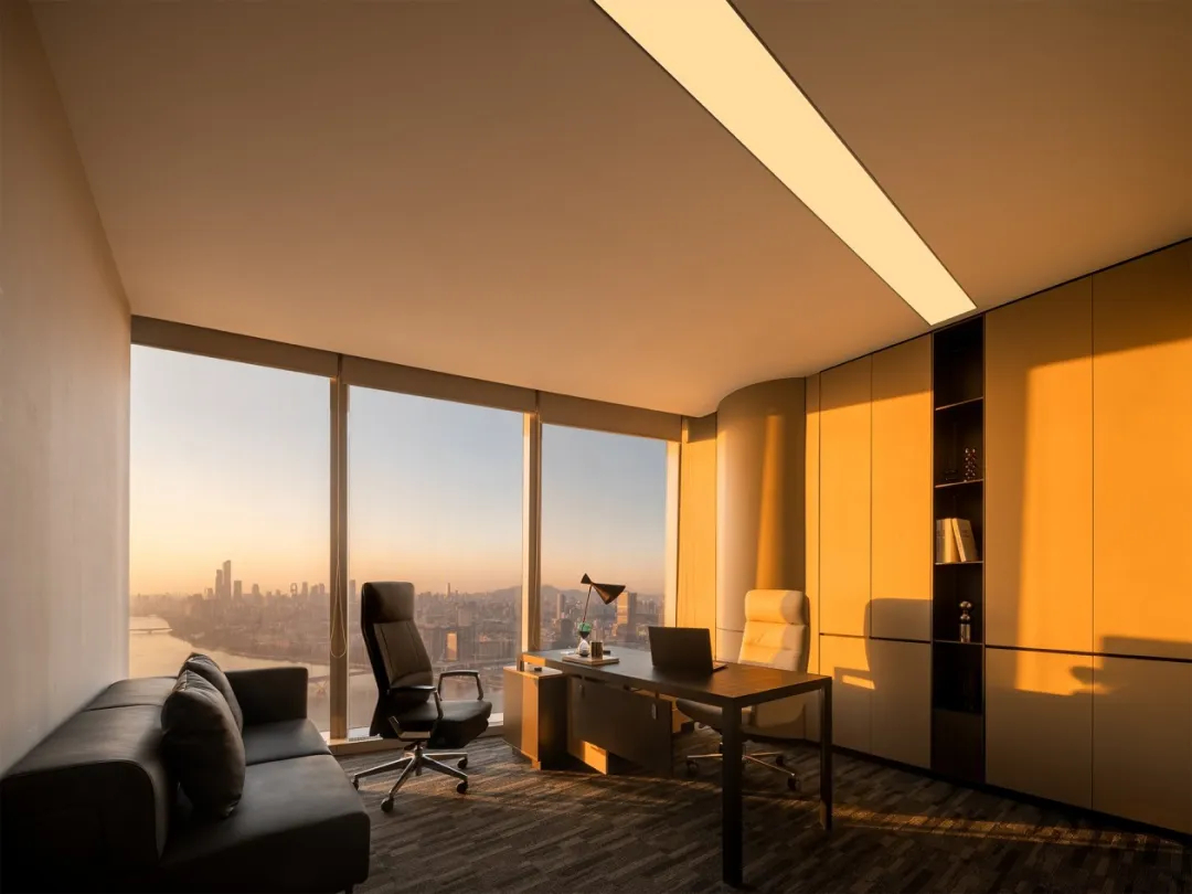 極簡(jiǎn)現(xiàn)代 金融公司的高級(jí)感辦公室裝修設(shè)計(jì)案例(圖10) 極簡(jiǎn)現(xiàn)代 金融公司的高級(jí)感辦公室裝修設(shè)計(jì)案例(圖10)