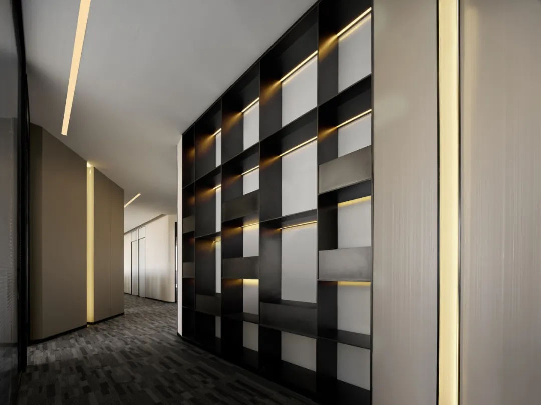 極簡(jiǎn)現(xiàn)代 金融公司的高級(jí)感辦公室裝修設(shè)計(jì)案例(圖3) 極簡(jiǎn)現(xiàn)代 金融公司的高級(jí)感辦公室裝修設(shè)計(jì)案例(圖3)