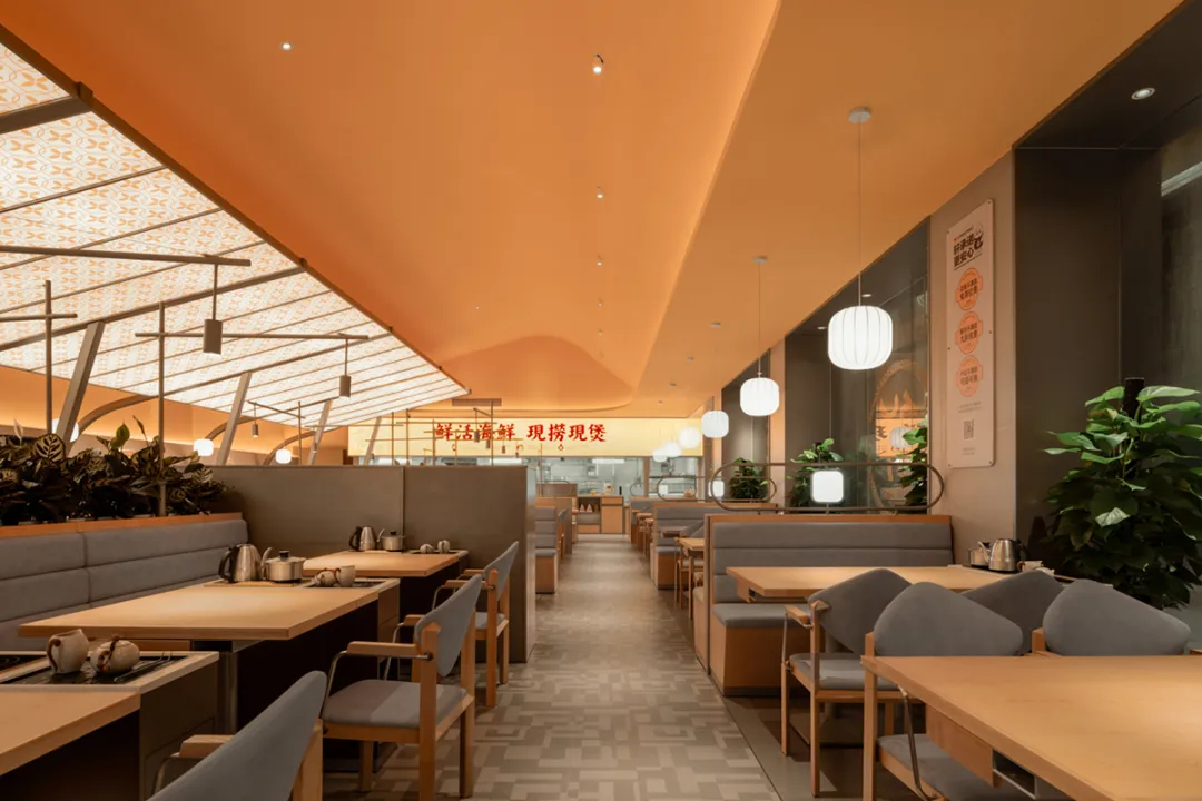 如軒海鮮砂鍋粥連鎖品牌餐廳裝修設(shè)計(圖11) 如軒海鮮砂鍋粥連鎖品牌餐廳裝修設(shè)計(圖11)