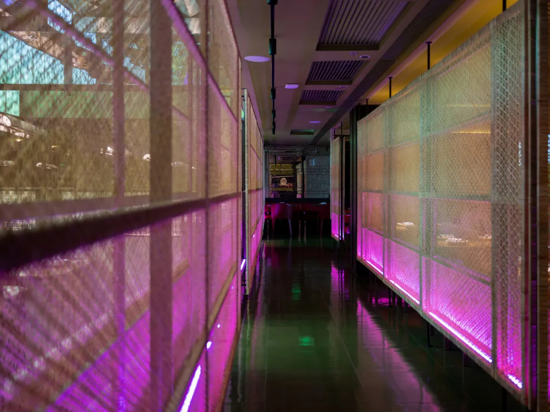 別樣江南科技風(fēng)情 新發(fā)現(xiàn)杭幫菜餐廳裝修設(shè)計(圖3) 別樣江南科技風(fēng)情 新發(fā)現(xiàn)杭幫菜餐廳裝修設(shè)計(圖3)