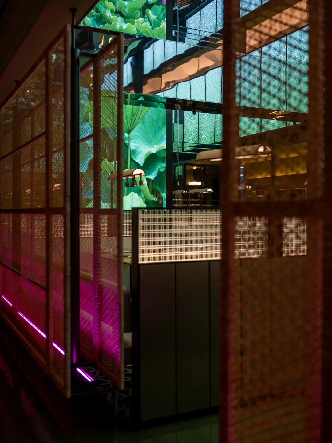 別樣江南科技風(fēng)情 新發(fā)現(xiàn)杭幫菜餐廳裝修設(shè)計(圖5) 別樣江南科技風(fēng)情 新發(fā)現(xiàn)杭幫菜餐廳裝修設(shè)計(圖5)