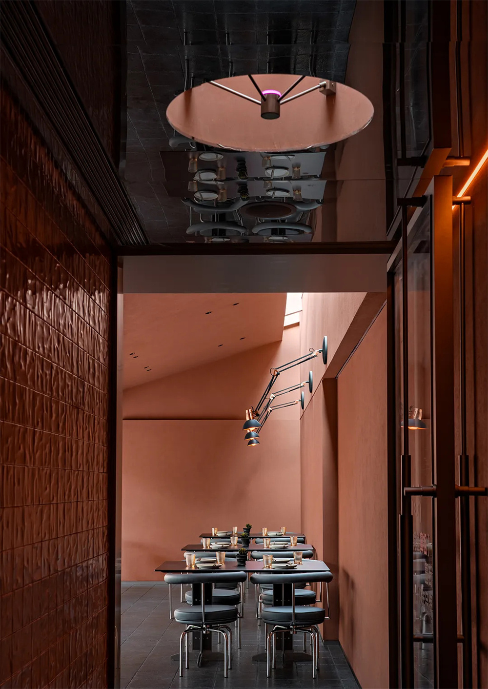 吸引年輕人的獨(dú)一味烤魚餐廳裝修設(shè)計(jì)案例(圖10) 吸引年輕人的獨(dú)一味烤魚餐廳裝修設(shè)計(jì)案例(圖10)