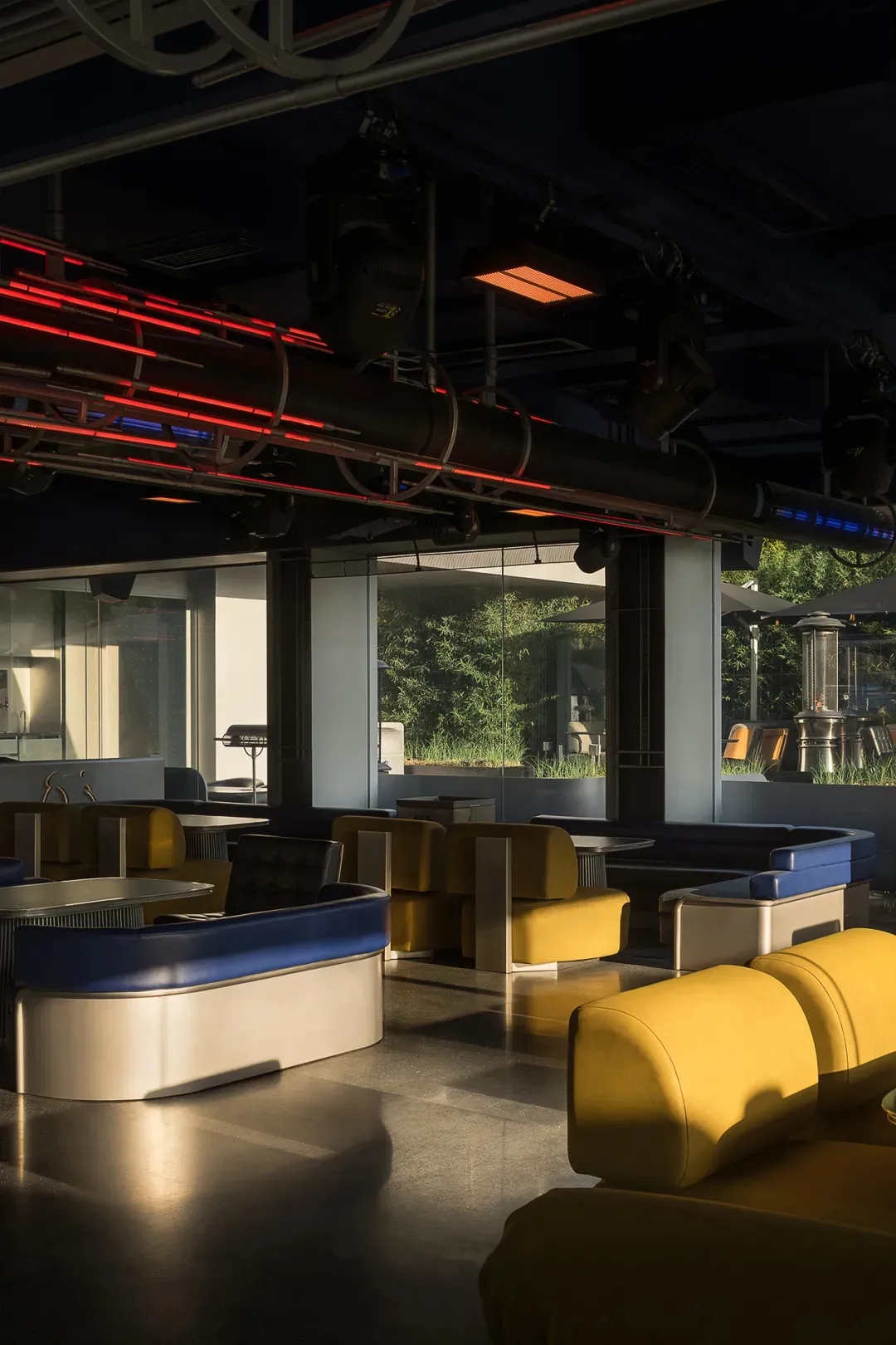 鄭州金博大推薦前衛(wèi)科技風小酒館裝修設計方案(圖4) 鄭州金博大推薦前衛(wèi)科技風小酒館裝修設計方案(圖4)