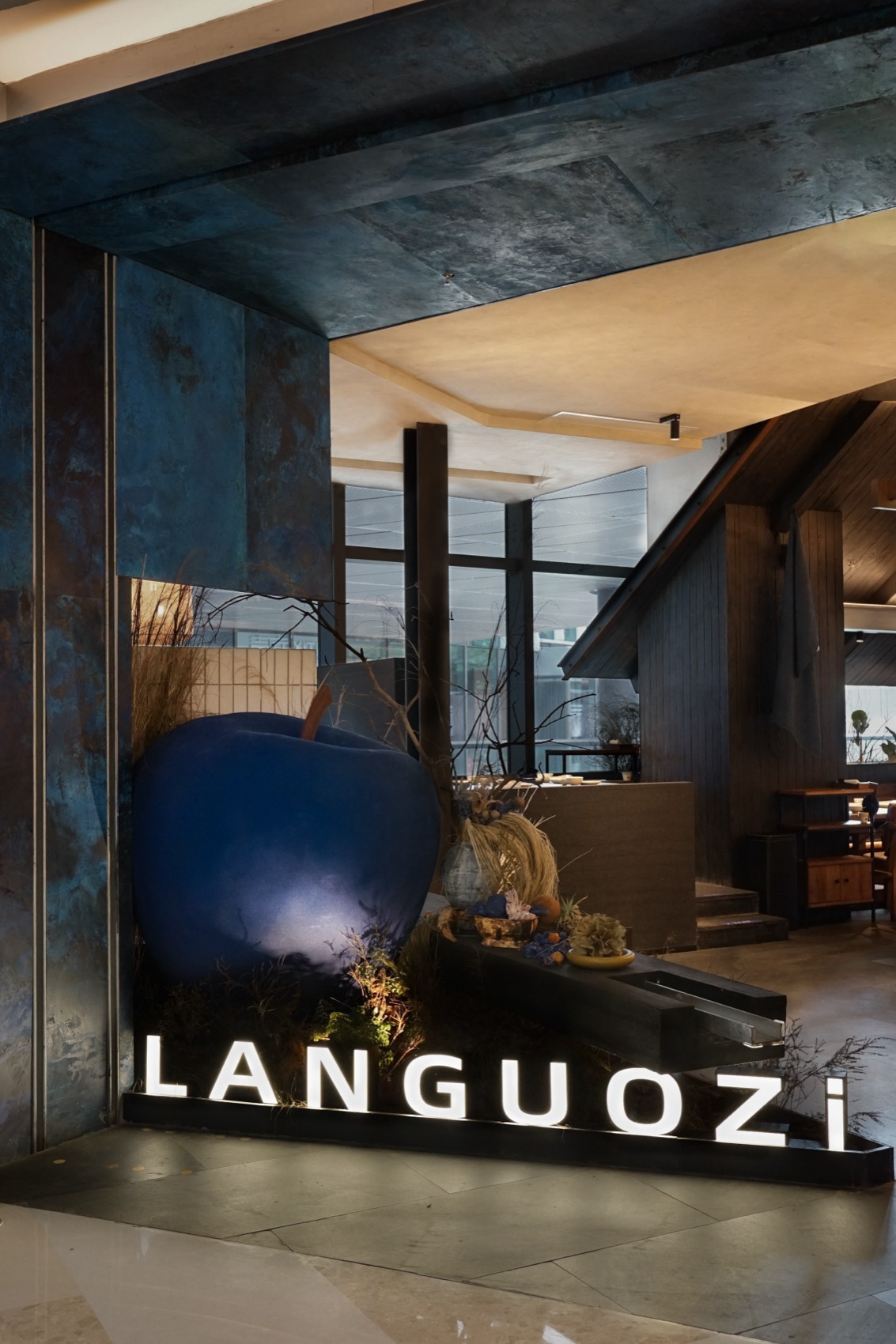 鄭州金博大推薦藍(lán)果子云南酸湯火鍋店裝修設(shè)計(jì)(圖2) 鄭州金博大推薦藍(lán)果子云南酸湯火鍋店裝修設(shè)計(jì)(圖2)