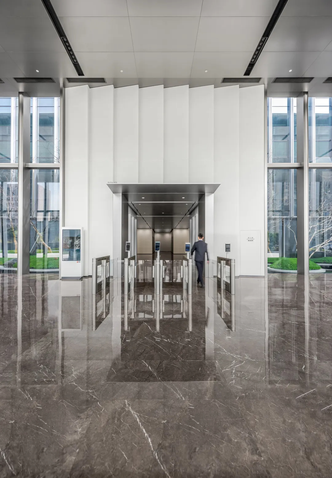 2萬6千平現(xiàn)代花園式商務(wù)辦公樓裝修設(shè)計方案(圖3) 2萬6千平現(xiàn)代花園式商務(wù)辦公樓裝修設(shè)計方案(圖3)