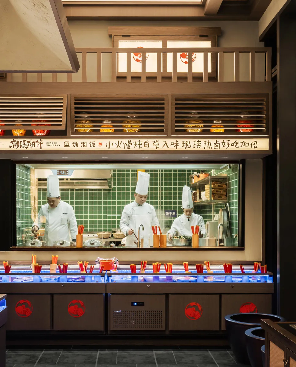 山野特色 朝溪湘伴·魚湯泡飯湘菜餐廳裝修設(shè)計(圖3) 山野特色 朝溪湘伴·魚湯泡飯湘菜餐廳裝修設(shè)計(圖3)