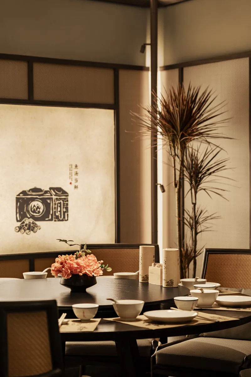 山野特色 朝溪湘伴·魚湯泡飯湘菜餐廳裝修設(shè)計(圖8) 山野特色 朝溪湘伴·魚湯泡飯湘菜餐廳裝修設(shè)計(圖8)